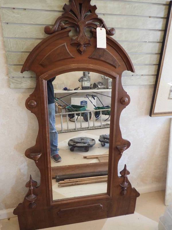 lot 1686 image: Decorative Victorian Dresser Mirror