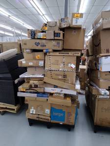 lot 51400 image: Pallet of miscellaneous items
