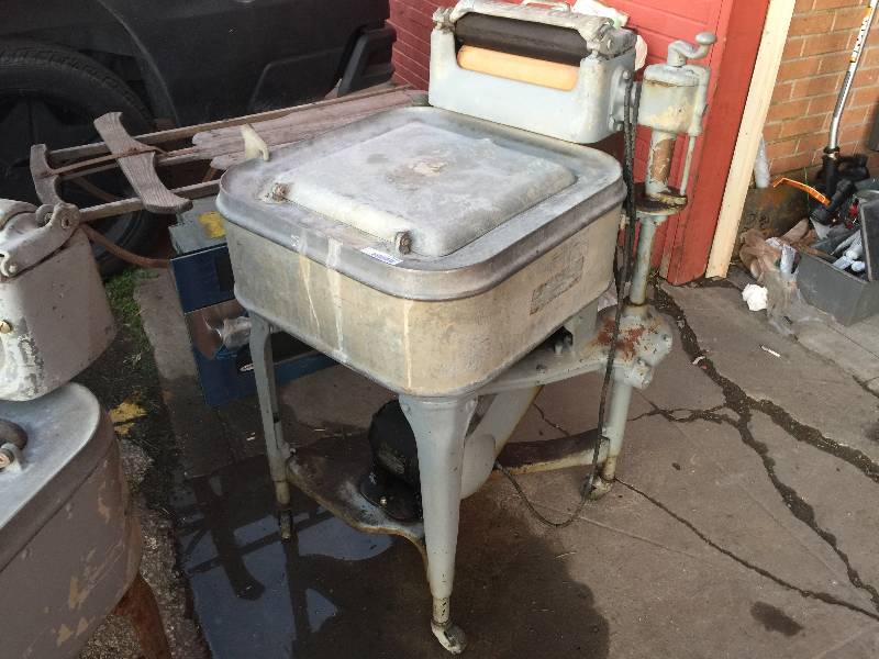lot 1589 image: MAYTAG ANTIQUE WASHER