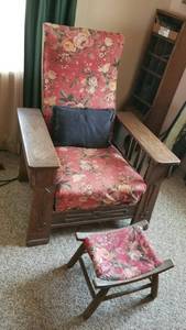 lot 1000 image: 1940s Morris oak chair with foot stool 40 x 33 x 33