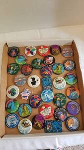 lot 1022 image: Riverfest buttons including one from 1975