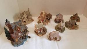 lot 1028 image: Boyds Bears cottage 5 tall (bear needs glued) and other cottages