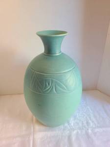 lot 1030 image: Van Briggle vase 13 tall