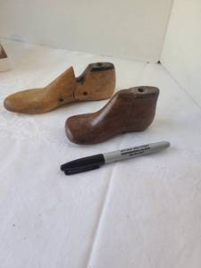 lot 1039 image: Vintage childs wooden shoe forms
