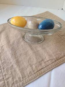 lot 1043 image: Dessert dish with three marble eggs