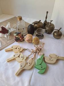 lot 1045 image: 1940s duck blanket holder, brass apple bells, more