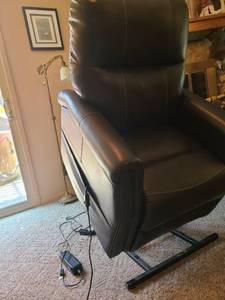 lot 1060 image: Ashley Furniture reclinerpower lift chair, dark brown