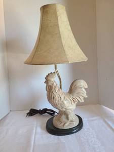lot 1064 image: Rooster table lamp 20 tall, missing finial