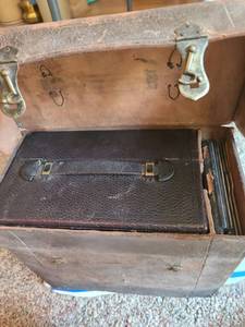 lot 1068 image: Antique Rochester Optical Co. Premo wooden box camera plus carrying case