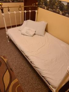 lot 1100 image: Brassmetal twin bed 41x43x80 with pillows and sheets