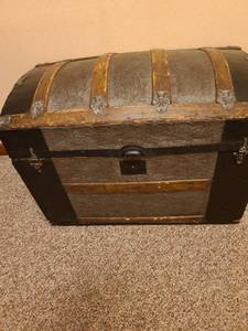 lot 1119 image: Trunk 23x30x18