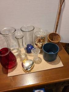 lot 1211 image: Vintage heart shaped velvet lined hinged jewelry box, glass vases