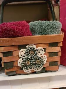lot 1213 image: Basket with hand towels