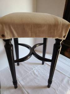 lot 1252 image: Padded stool 19x12x12