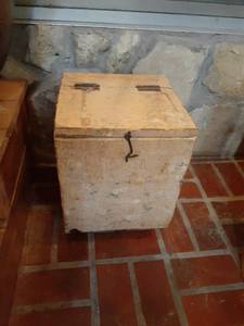 lot 1307 image: Wooden hinged box. Approximately 15 x 12 x 12