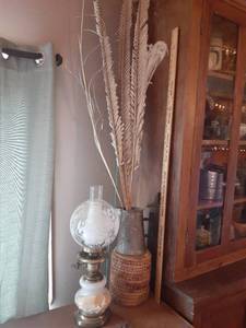 lot 1316 image: Room decor. Stem decor and pampass grass. The globes on lamp are broken