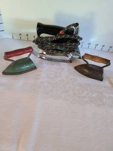 lot 1346 image: Vintage Singer electric travel iron, toy irons