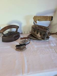 lot 1352 image: Acetylene Stove Co gas iron (handle loose), Best on Earth Potts size 1, two toy irons