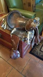 lot 1374 image: Kids saddle 12 seat, metal pommel, cinch and stirrup tapaderos