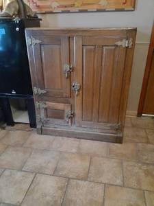 lot 1400 image: Vintage wooden ice box. One side has been adapted to hold wine glasses. All latches work. 46 x 39 x 22