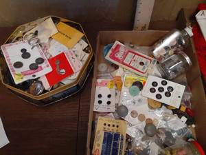 lot 1415 image: Variety of buttons