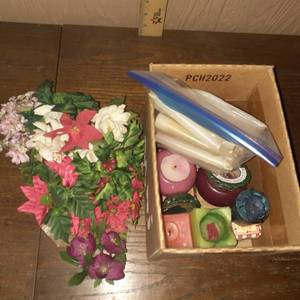 lot 1425 image: Candles and faux flowers