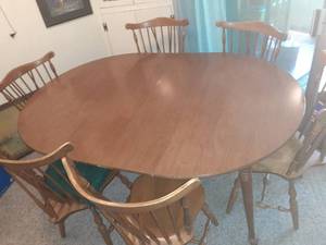 lot 1500 image: Maple dining room table with 2 leaves and 6 Brace Back chairs. 29 x 71 x 48