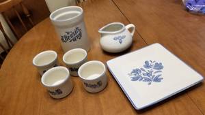 lot 1507 image: Pfaltzgraff plate, gravy bowl, utensil holder and 4 custard bowls