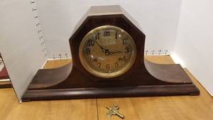 lot 1543 image: Mantle clock 9 x 20 with key