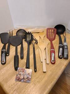 lot 1601 image: Kitchen utensils