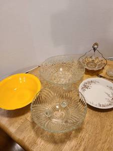 lot 1609 image: Jelly bowls and more.