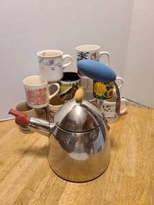 lot 1610 image: Tea kettle and mugs