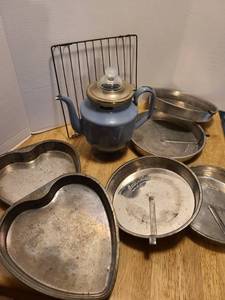 lot 1612 image: Vintage blue granite percolator, Ovenex heart shaped cake pans and more