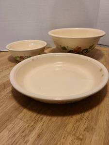 lot 1613 image: Homer Laughlin pie plate and bowls
