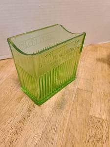 lot 1617 image: Rare Fanfold green depression glass napkin holder. Diana Mfg. Co., Green Bay, Wis. Tiny chip on one corner.