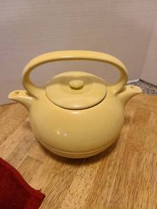 lot 1618 image: Twinspout Tea Master tea pot in pale yellow