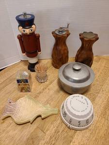 lot 1620 image: Pepper mills, salt shaker, Wilton covered metal bowl, timer, more