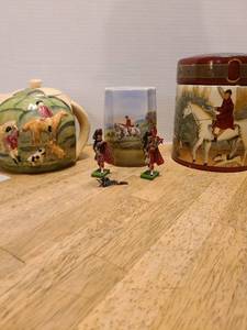 lot 1622 image: Scottish themed ceramics, miniature metal bagpipe men, one is broken