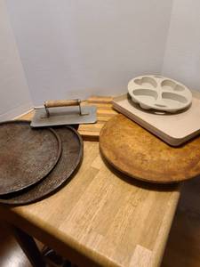 lot 1642 image: Bacon press, 13 pizza stone, vintage Bake King pizza pans, more