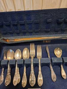 lot 1644 image: Rogers flatware (31 pieces) in wooden case. Hinge loose on left.