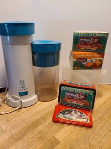 lot 1646 image: Iced Tea Pot with teal lid, teas, plastic pitcher