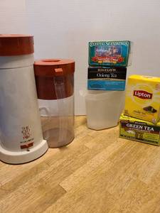 lot 1647 image: Iced Tea Pot with rust color lid, teas, plastic pitcher