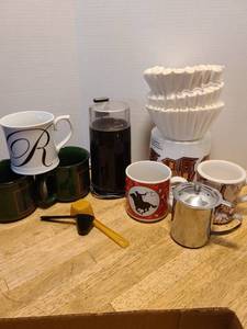 lot 1652 image: Braun coffee grinder, mugs, filters, cream pitcher