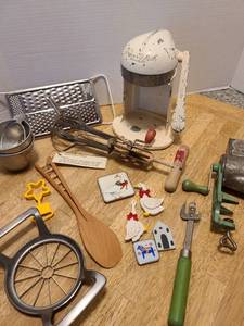 lot 1653 image: Vintage Juice-O-Mat, egg beater, grater, more