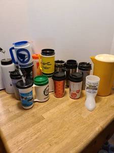 lot 1654 image: Plastic pitcher and travel mugs