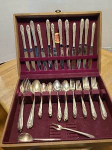 lot 1655 image: Holmes and Edwards deepsilver flatware 76 pieces in wooden chest