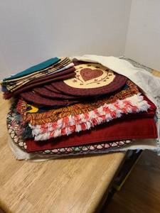 lot 1656 image: Placemats, napkins, pot holders, apron