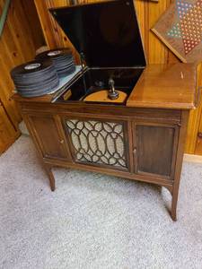 lot 2000 image: Edison Disc Phonograph (works great) 21x40x35, with records. In basement.