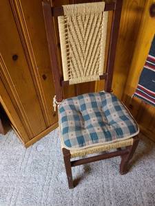 lot 2004 image: Wicker chair with cushion