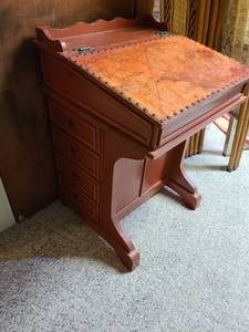 lot 2018 image: Antique davenport desk with four drawers on each side, top opens, 31.5 tall, 22 wide, 21.5 deep. In basement.